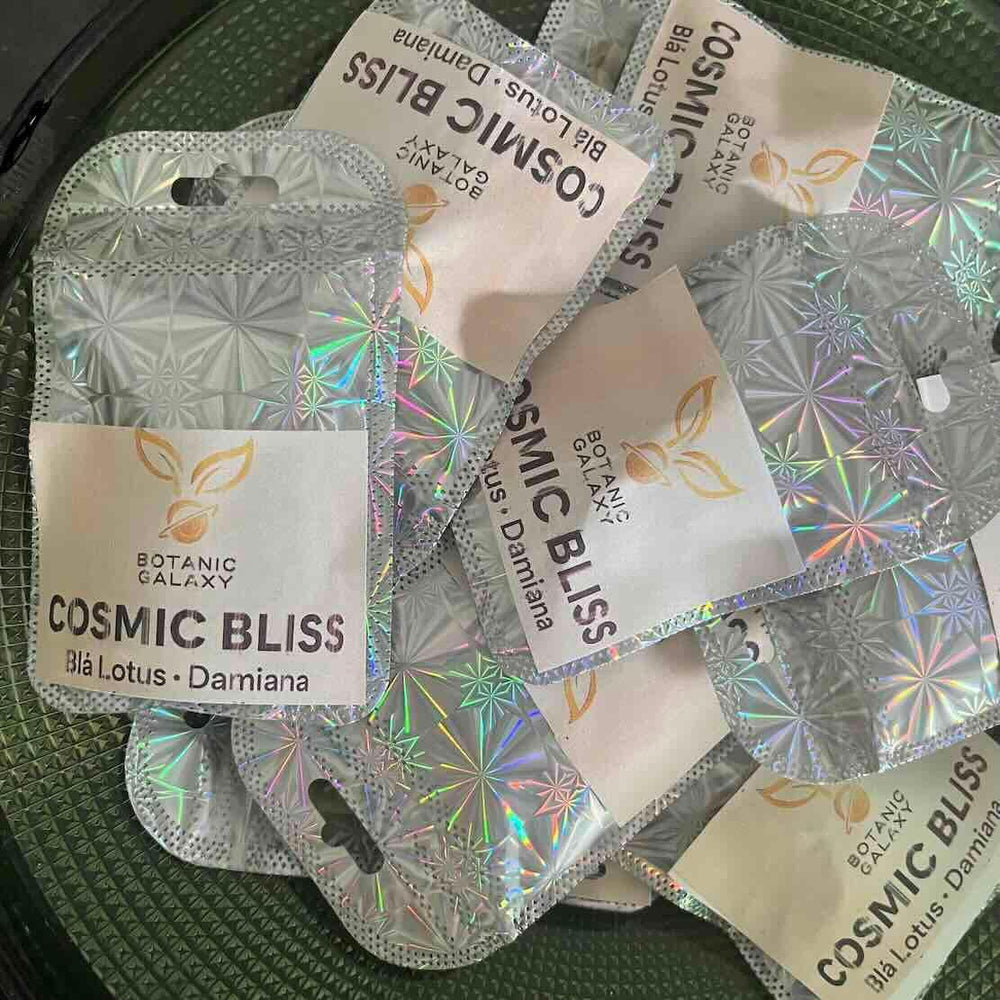 Förpackningar med Cosmic Bliss örtkapslar av blå lotus och damiana
